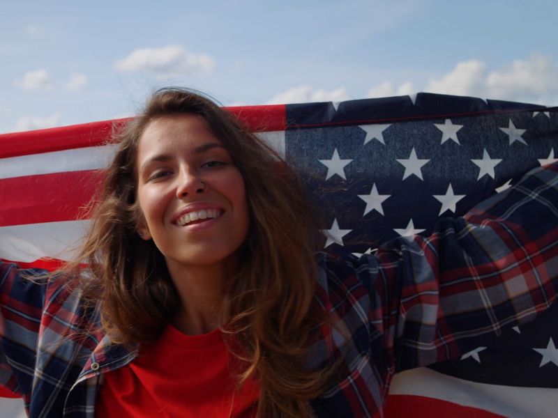 Devojka sa američkom zastavom