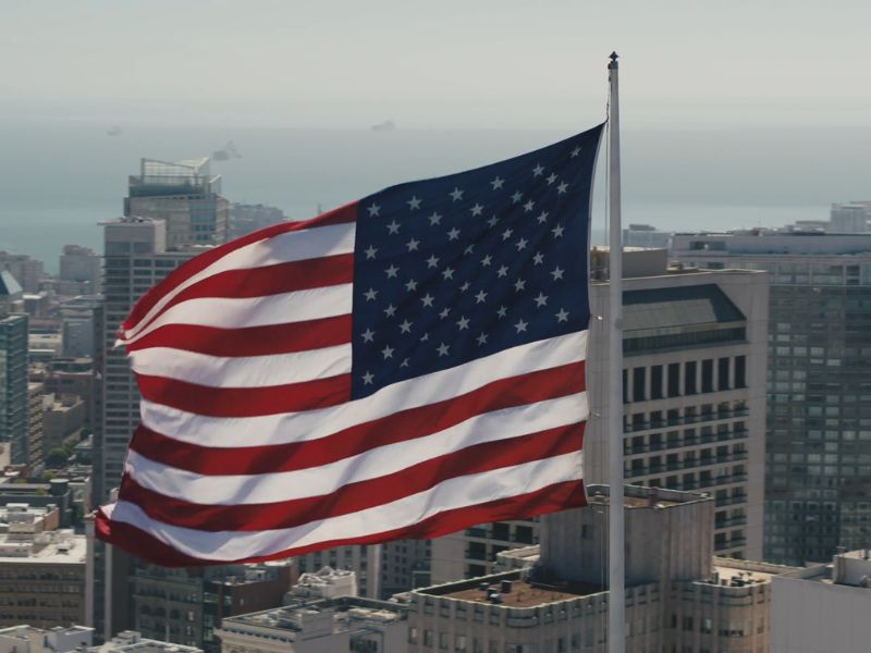 Prikaz američke zastave i grada u pozadini