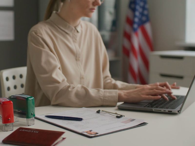 Devojak radi u kancelariji za izdavanje radnih viza za Ameriku