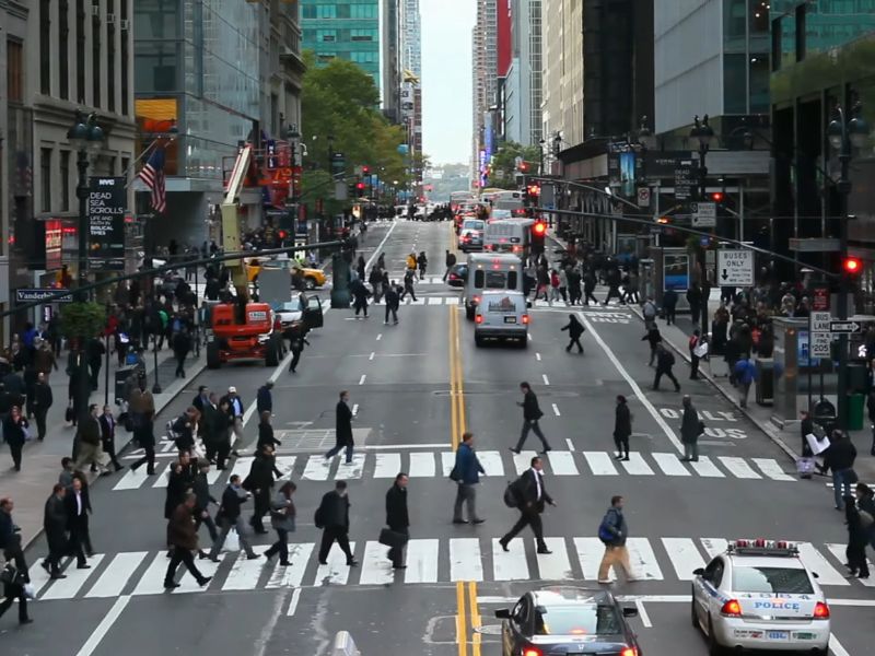 Prikaz ljudi koji šetaju po američkim ulicama